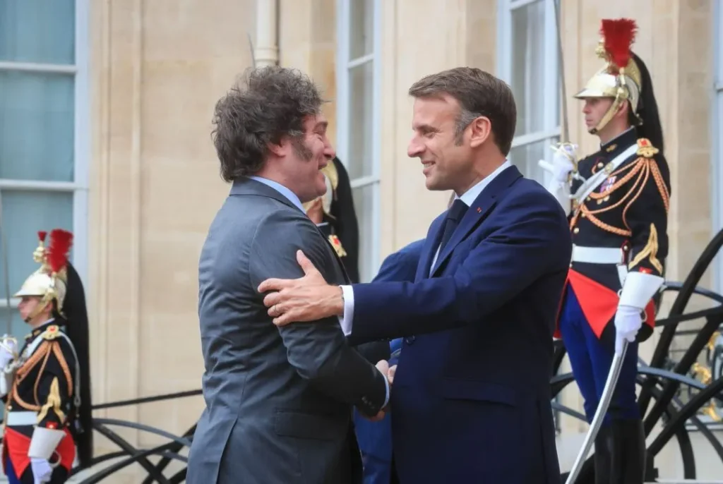 Javier Milei saludando a Emmanuel Macron