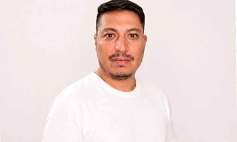 fotografia del licenciado en comunicción social de la rioja Maruricio Guerrero