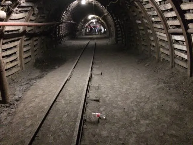 Galería en forma de túnel de una mina de carbón abandonada en china