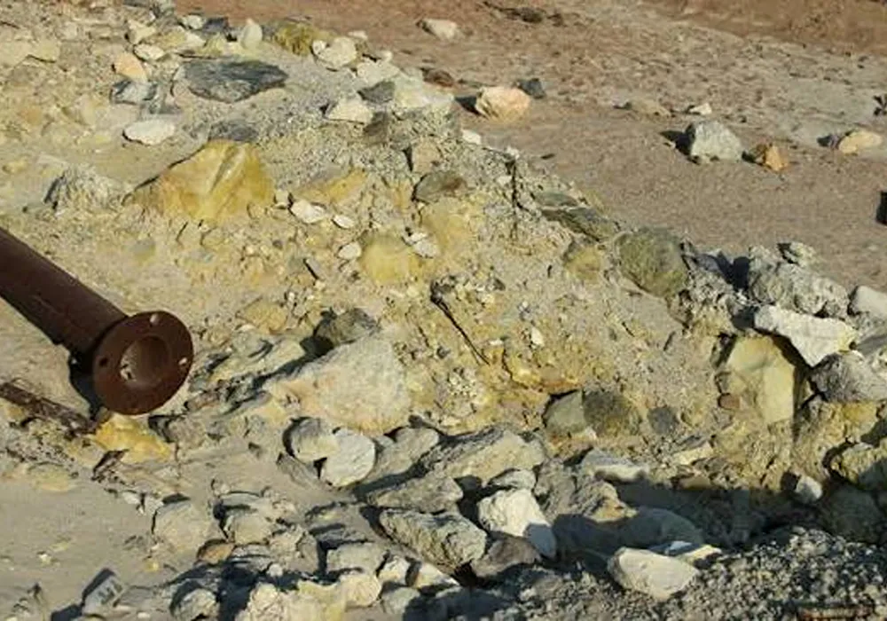 fotografia de cantera con algunos residuos propios de mineria como caños en desuso