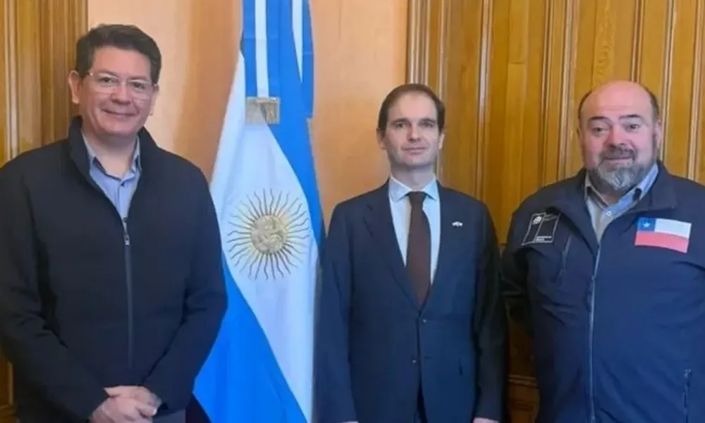 fotografia de Cónsul general de Argentina en Punta Arenas, Darío Dziewezo Polski; el secretario regional ministerial de Minería de Magallanes, Oscar Basualdo Trujillo; y el interventor de la empresa estatal Yacimientos Carboníferos Río Turbio (YCRT), Pablo Gordillo Arriagada.