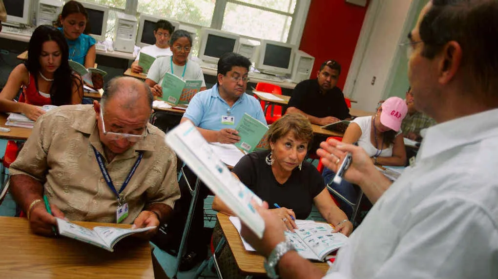 Grupo de alumnos de distintas edades estudiando secundaria 