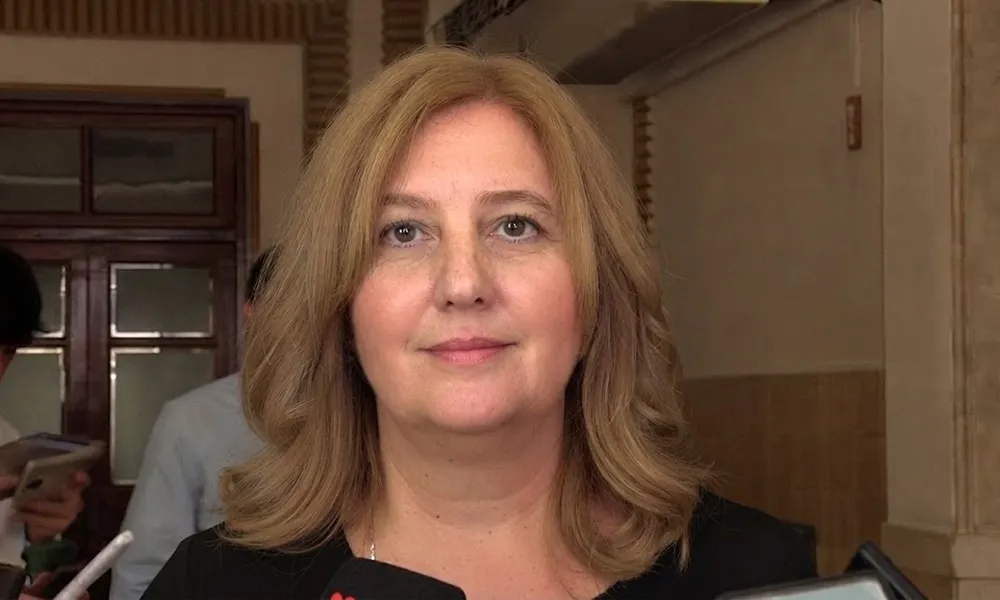 retrato de mujer de unos 50 años con cabello rubio