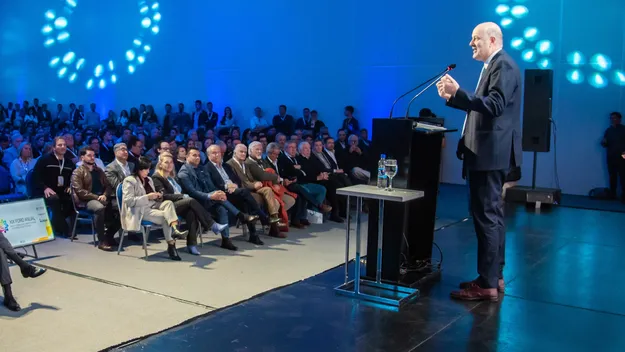 Sturzenegger dirigiéndose al público en un discurso.