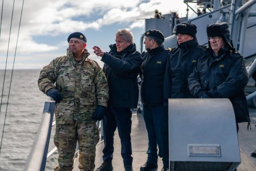 Presidente Kast presenciando este miércoles ejercicios militares en el estrecho de Magallanes desde un buque que guerra