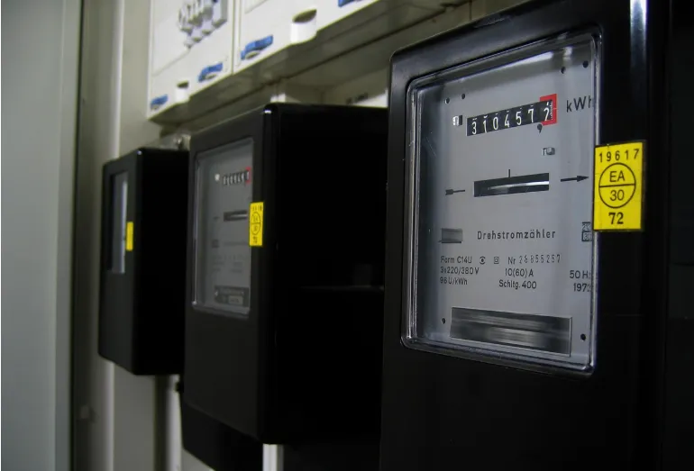 Sala de monitoreo y tableros telemáticos del despacho eléctrico mayorista en Argentina.
