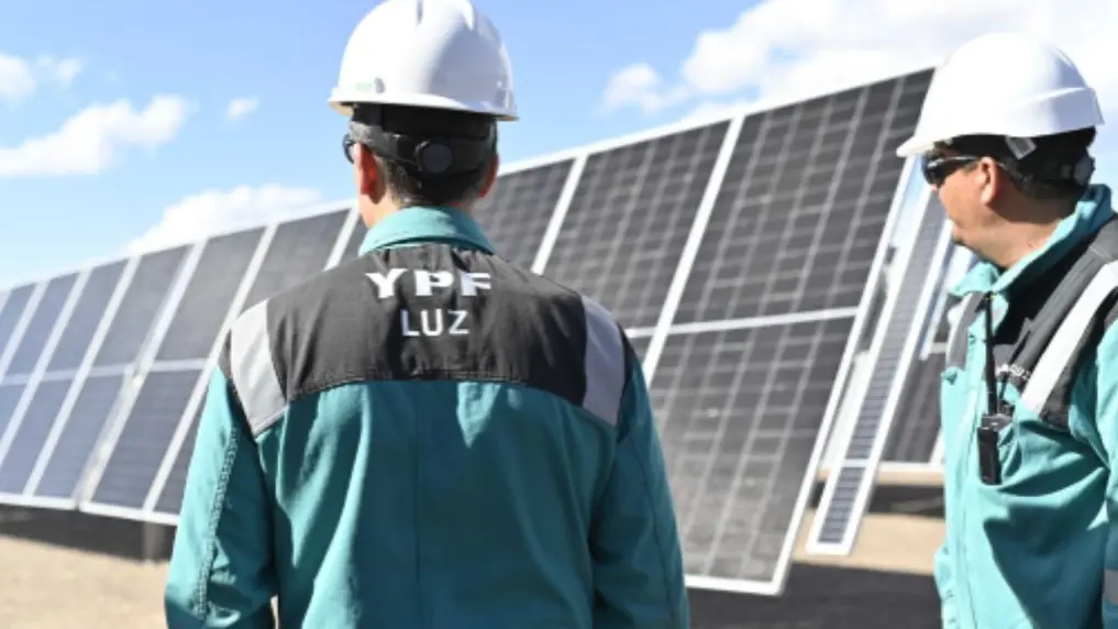 Operarios de YPF Luz trabajando en obras de tendido eléctrico vinculadas a challenger gold hualilan balance.