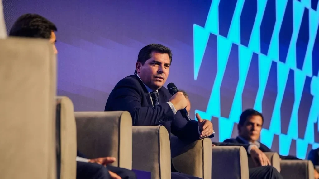 Orrego disertando en la cumbre logística de baires 