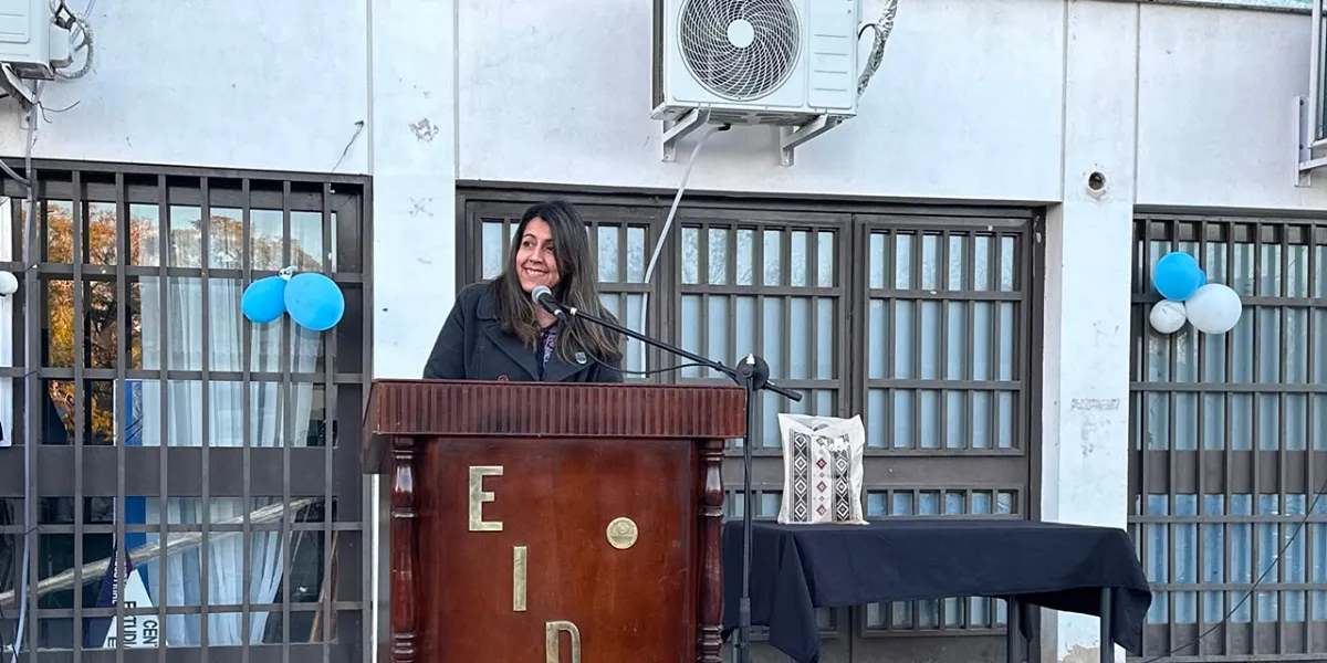 Noelia Santandreu, vicedirectora de la Escuela Industrial dando discurso