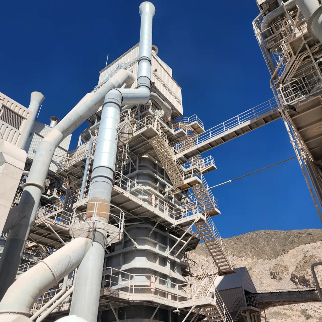Instalaciones industriales y hornos de Calera San Juan durante una de las primeras postas de la Ruta de la Cal en Cienaguita.