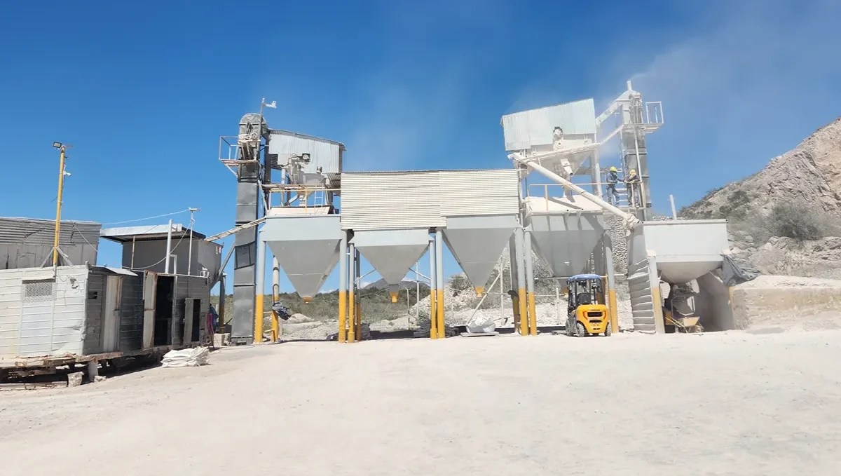 La experiencia permitió que los participantes conocieran directamente instalaciones y procesos vinculados con la producción de cal en el oeste sarmientino.