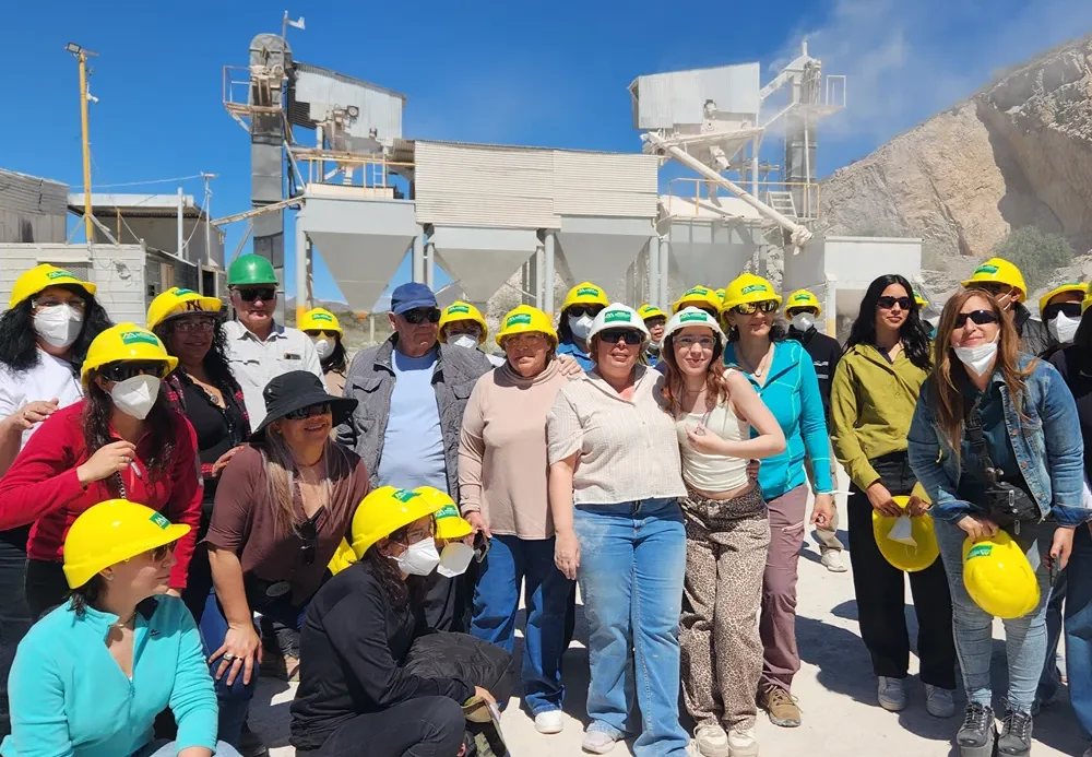 Grupo de estudiantes y docentes en Mas Minerales. Todos usando las medidas de seguridad correspondientes