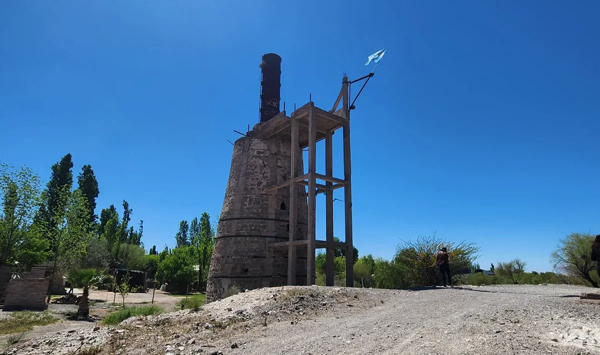 Antiguo horno calero en desuso conservado como parte del patrimonio industrial de Los Berros, en el departamento Sarmiento.