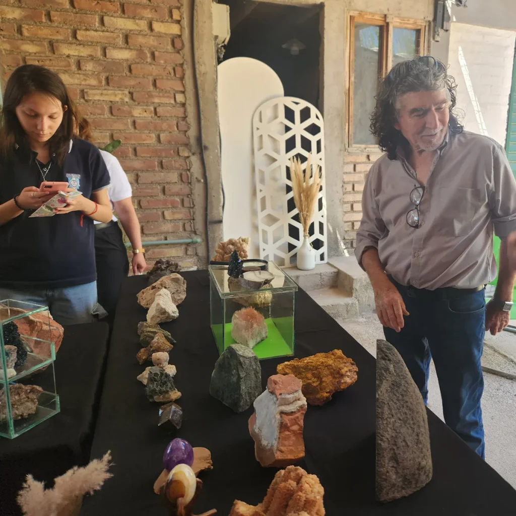 Estudiantes observan minerales, rocas y piezas geológicas durante la visita al museo de la piedra de Cayetano Castro en Sarmiento.