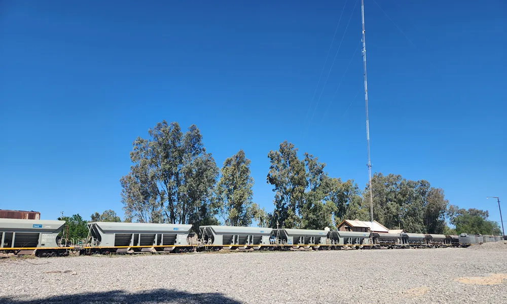 La cal viaja sobre rieles: Cañada Honda sostiene la logística minera de Sarmiento