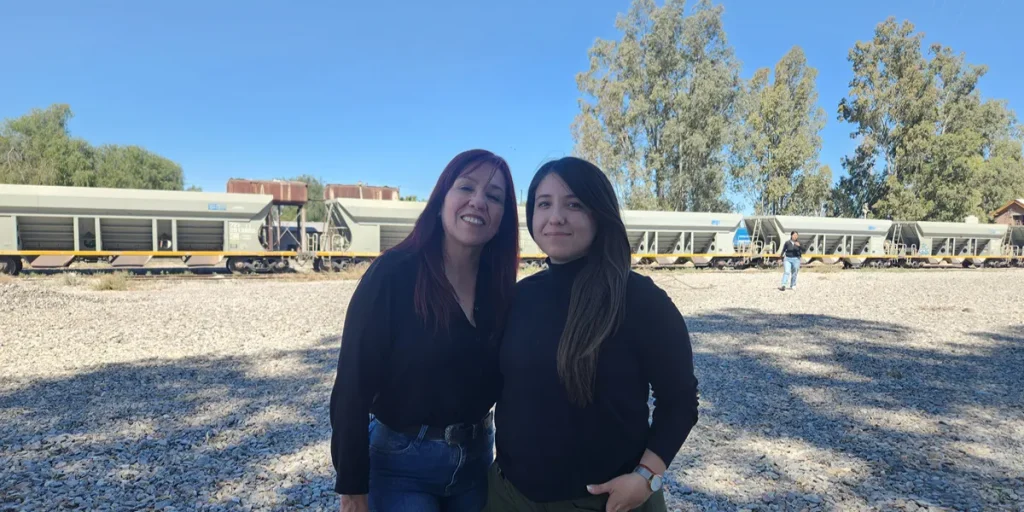 Edith Flores y su hija Lucía durante una actividad vinculada con la minería, sector en el que desarrollan juntas Fundación Mujeres en la Minería.