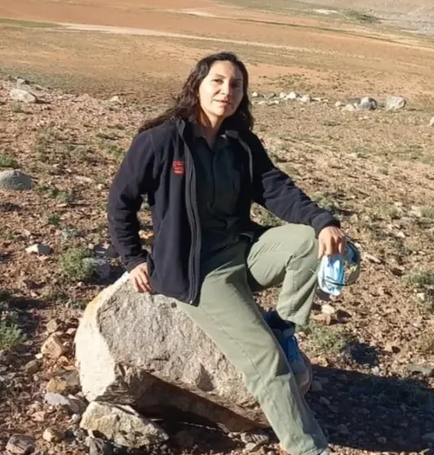 fotografia de la geologa adriana luna en campo