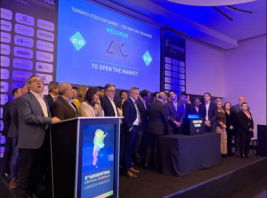 Presentación de expositores en el escenario en la Cumbre de Minerales Críticos.