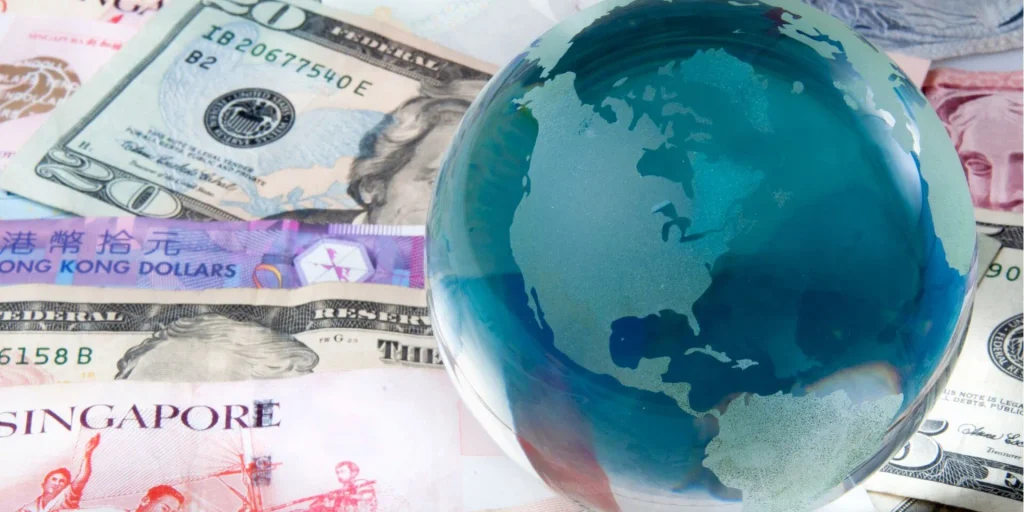 imagen ilustrativa. globo terraqueo y dolares de fondo