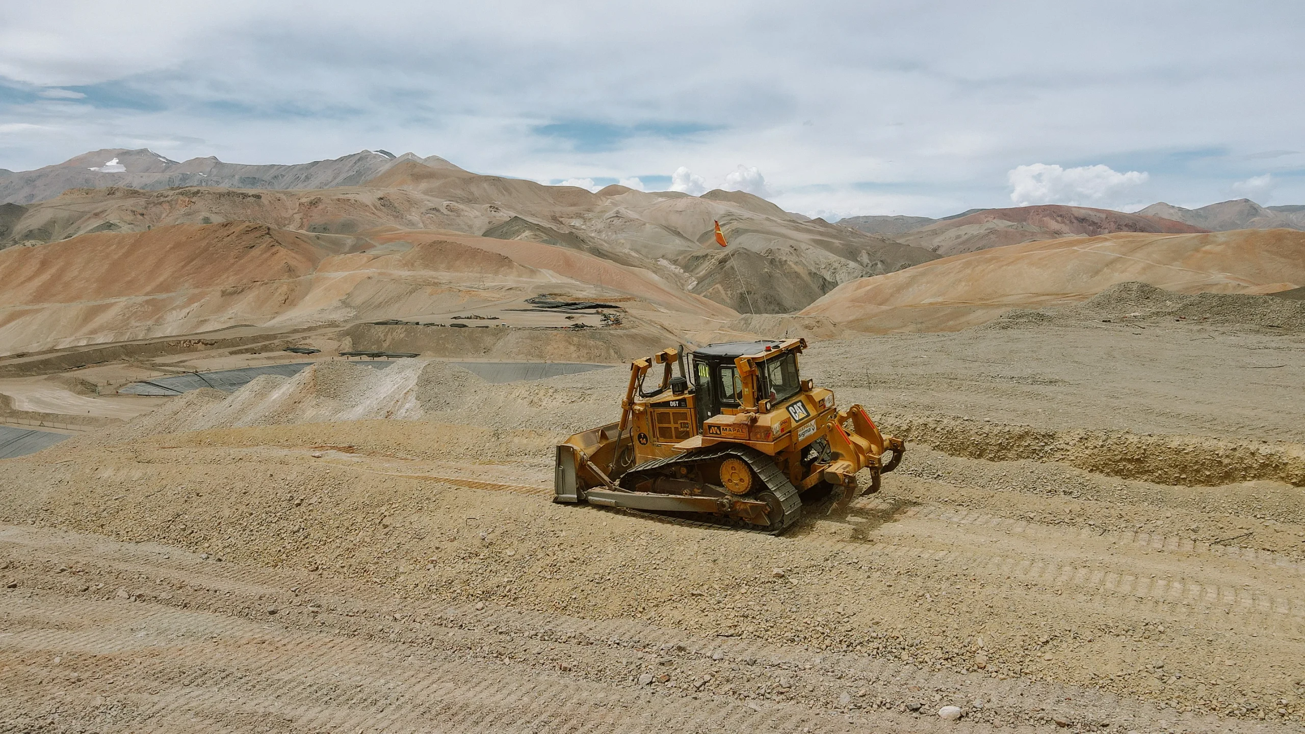 Máquina trabajando en terreno de Gualcamayo
