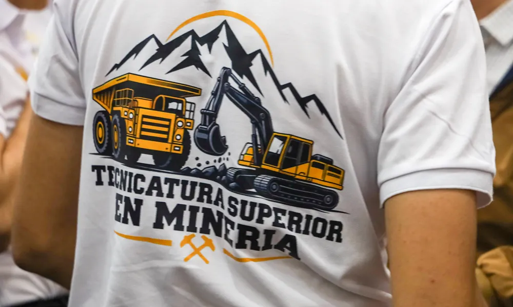 remera promocionando la tecnicatura superior en mineria en la rioja