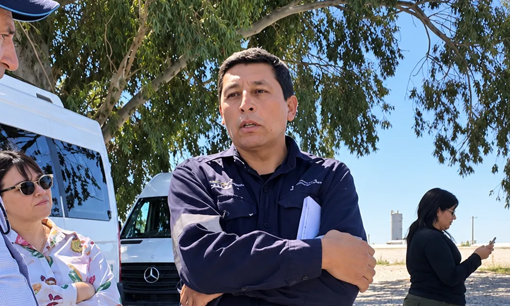 José Omar Palacios, de Trenes Argentinos, explica durante una visita a Cañada Honda la operación de los trenes de carga utilizados para transportar producción minera.