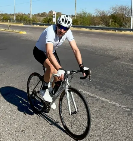 Mario Martín, superintendente de Desarrollo de Proveedores en Veladero, ciclista y triatleta.