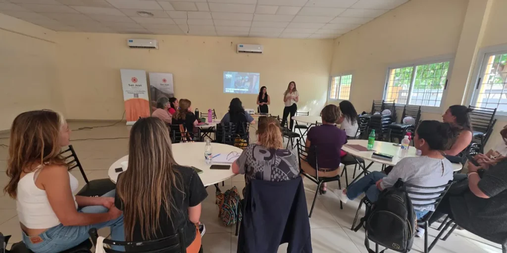 Mujeres participan de una jornada de capacitación y formación vinculada con liderazgo, desarrollo profesional y participación femenina en la actividad minera de San Juan.
