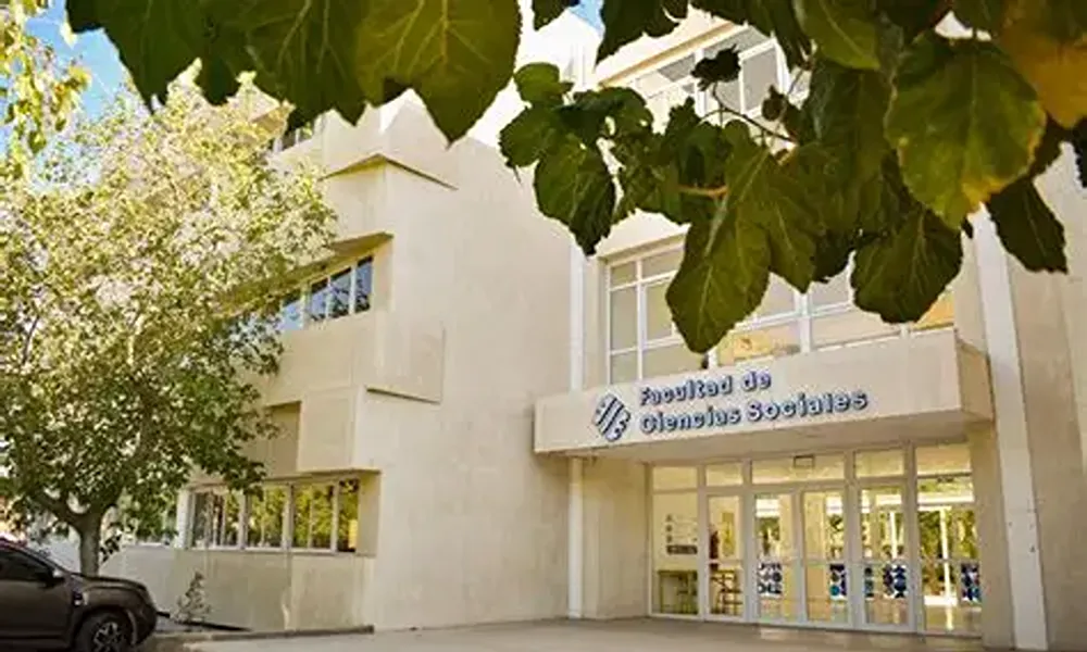 Ingreso a la Facultad de Ciencias Sociales de la UNSJ en San Juan, donde se desarrollarán nuevas instancias de formación vinculadas con el sector minero.