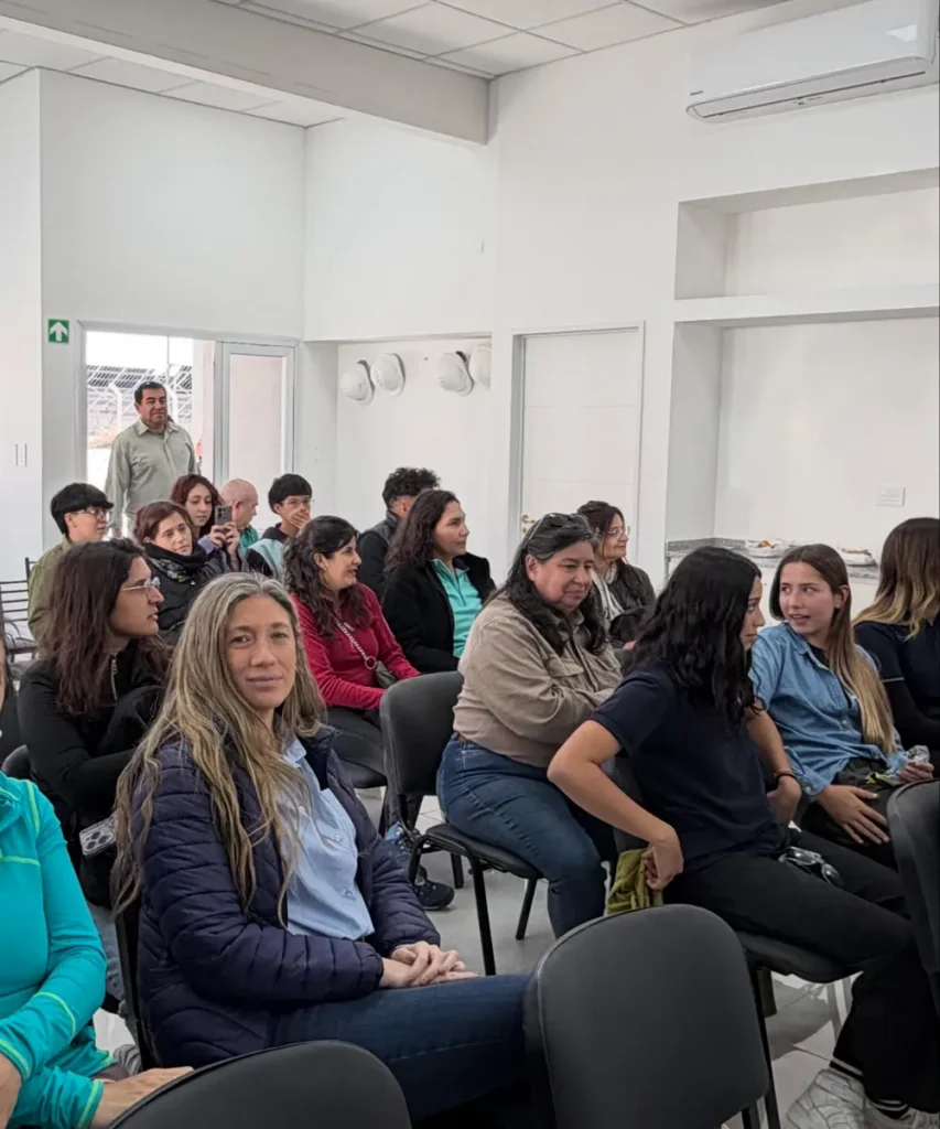 Público presente en la charla durante la Ruta de la Cal en Sarmiento.