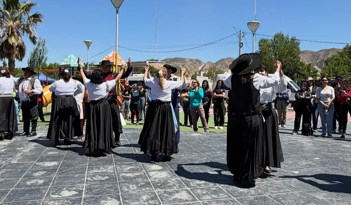 danzas en la plaza del obrero minero en sarmiento