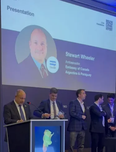 Stewart Wheeler, embajador de Canadá, exponiendo sobre la inversión minera de Canadá en Argentina.