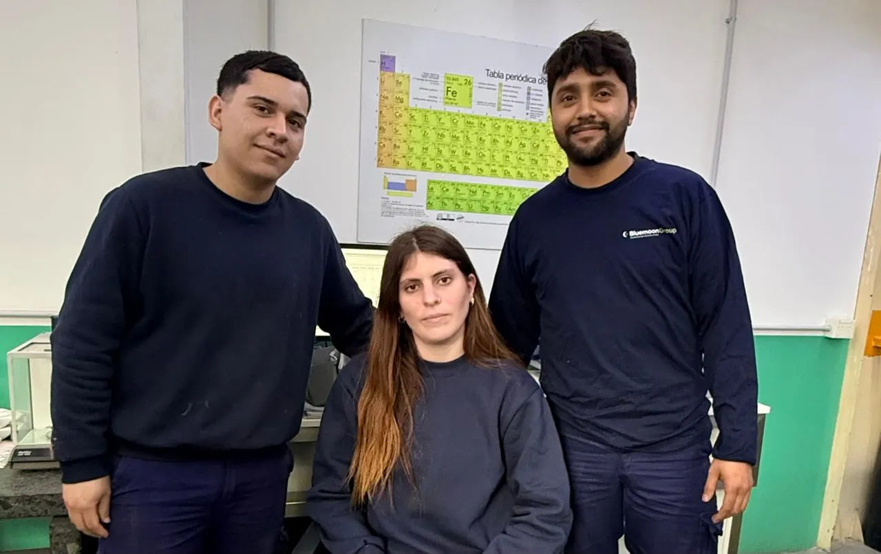 Contenido Original de ACERO Y ROCA - Prohibida su reproducción Técnicos ingenieros de Bluemoon Mining & Refining. De izquierda a derecha Abraham Nieva, Carla del Vecchio y jefe de laboratorio Lautaro Quiroga.