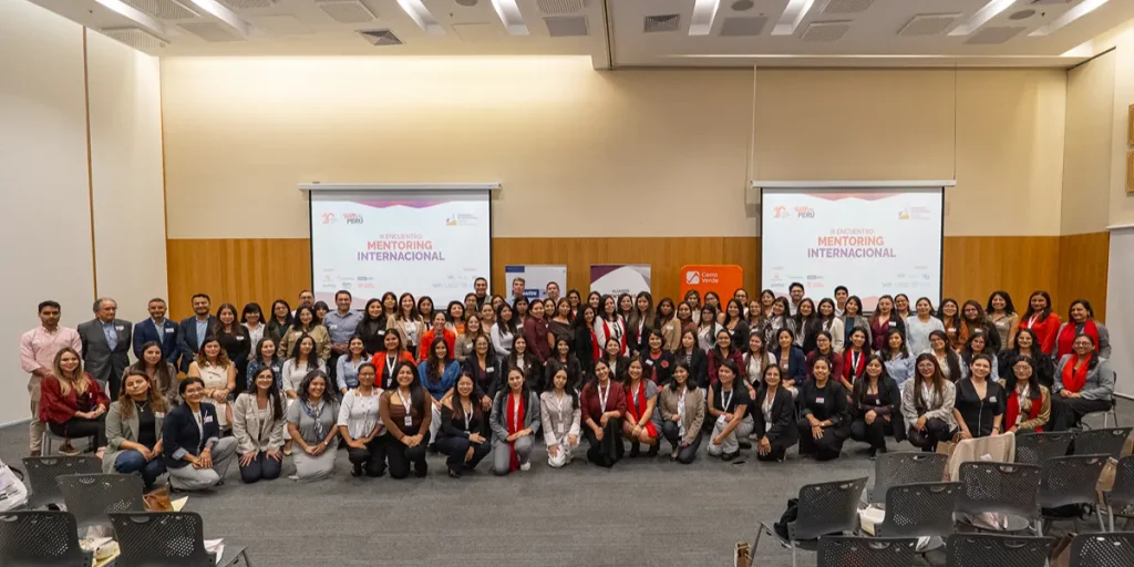 Participantes del Programa de Mentoring Internacional de WIM reunidos durante una actividad de formación y desarrollo profesional vinculada con la industria minera.