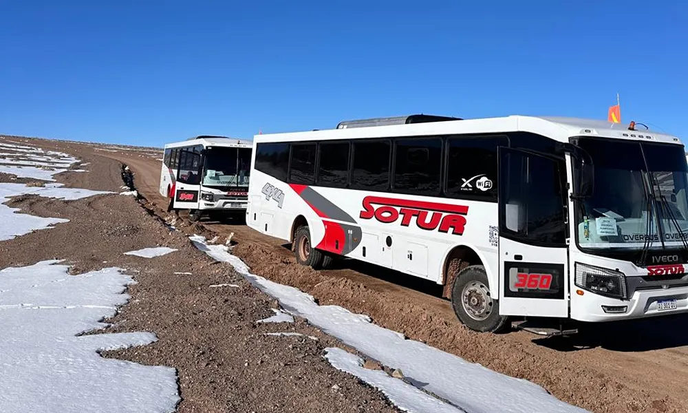 colectivo de sotur en camino minero. 