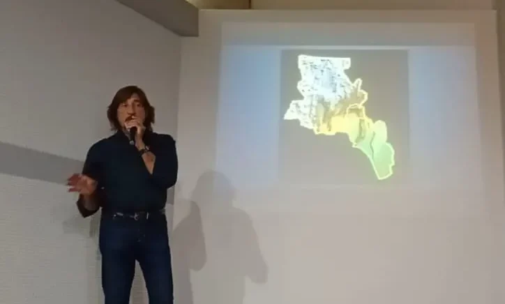El geólogo Aldo Banchig exponiendo sobre bioética en la cordillera y la lección geológica de la minería de Catamarca.