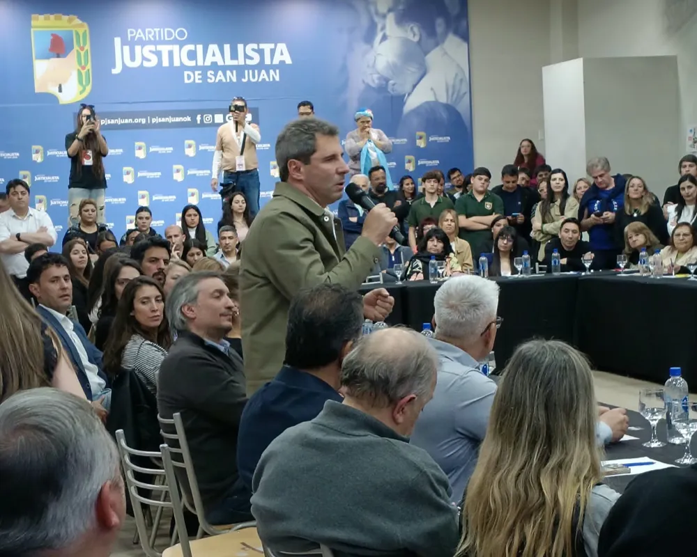 Sergio Uñac dando su discurso durante un encuentro del Partido Justicialista en San Juan