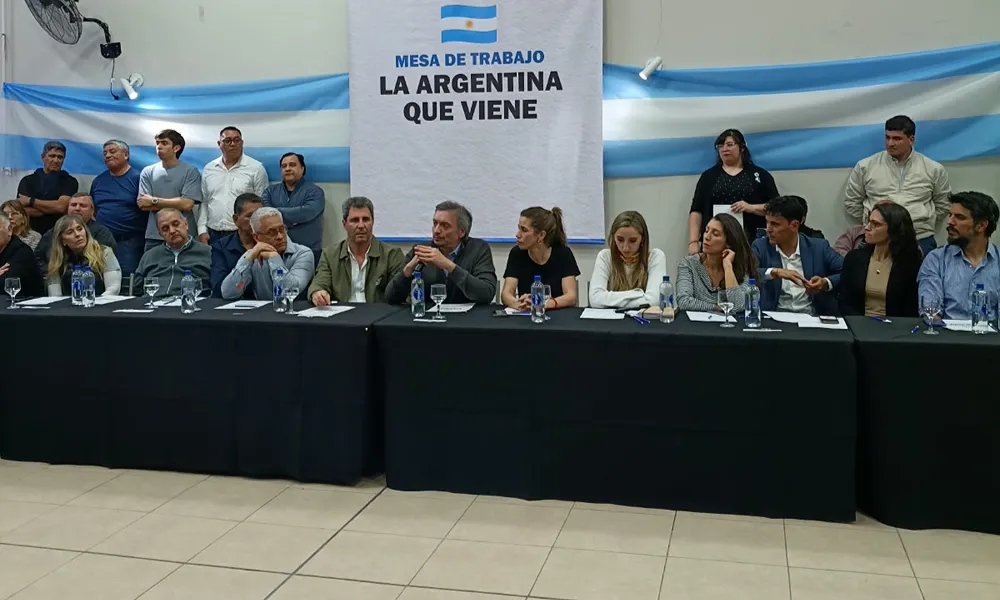 Máximo Kirchner dando un discurso en la sede del Partido Justicialista de San Juan.