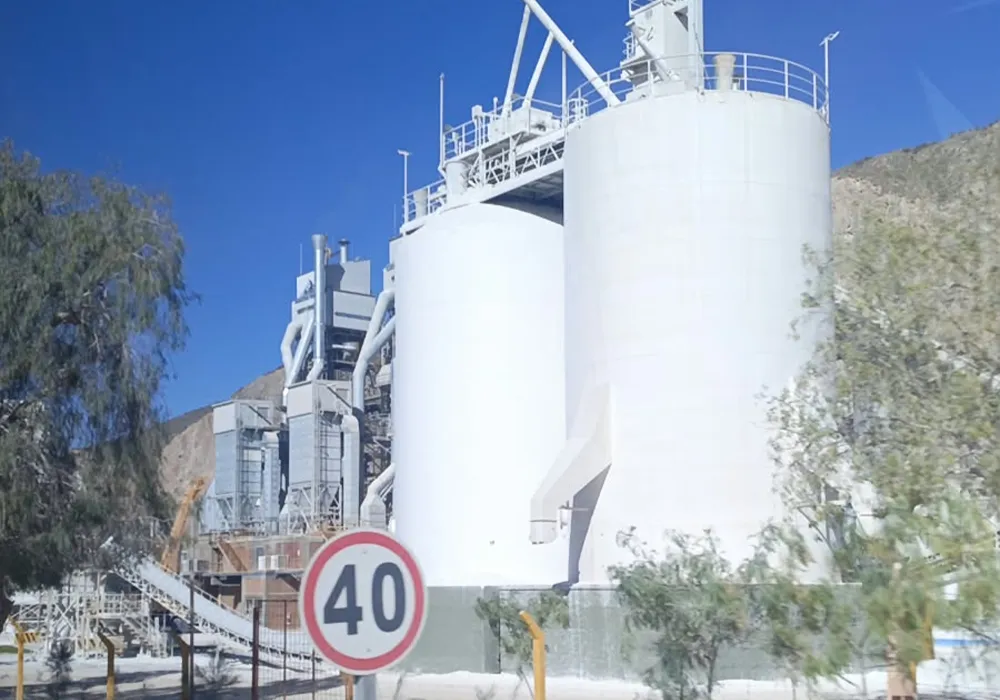 Vista general de los hornos Maerz PFR de Calera San Juan utilizados para la calcinación industrial de piedra caliza en Sarmiento.