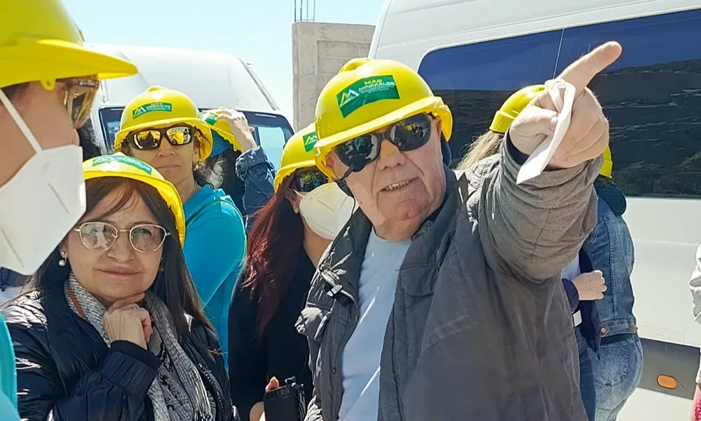 Padre de Analía Pérez explica a los visitantes distintos aspectos de la producción de minerales industriales en Más Minerales, Sarmiento.