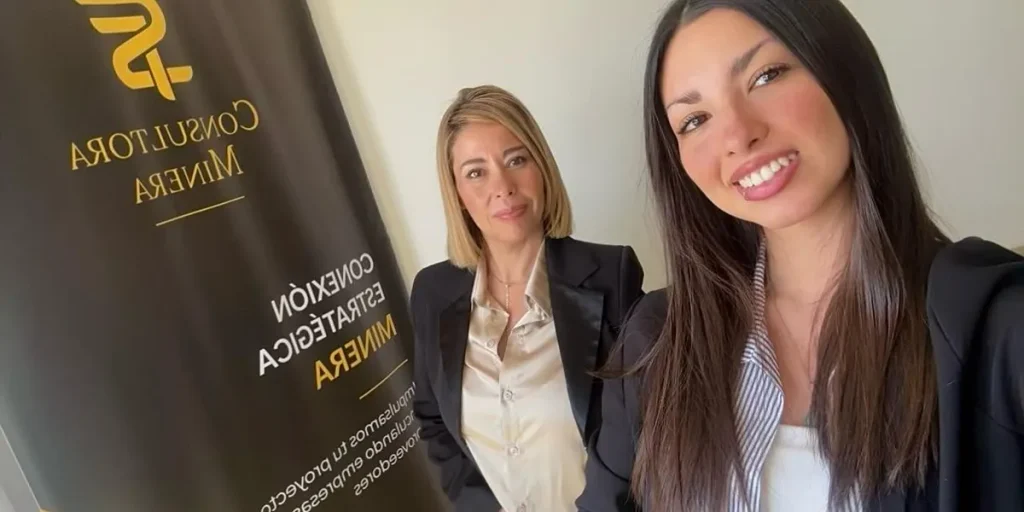 Susana Figueroa junto a su hija Sol, quienes comparten proyectos y una experiencia profesional vinculada con el sector minero.