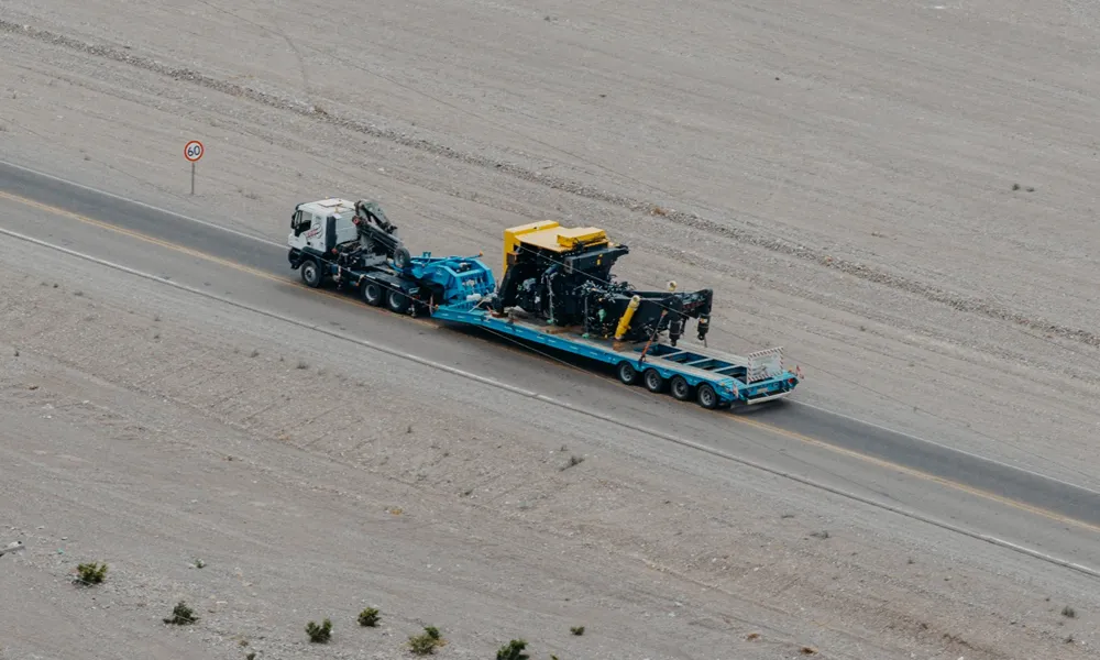 trailer con camion komatsu en ruta