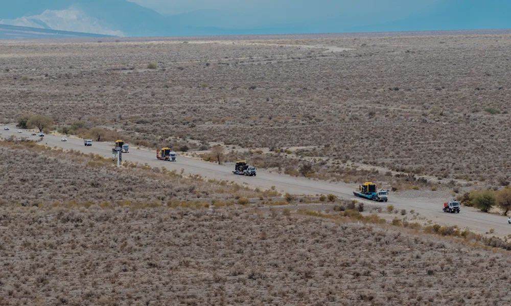 vista aerea de caraban de camiones komatsu a vicuña