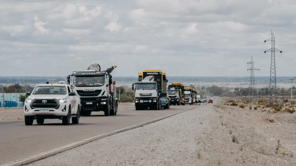 Flujo de transporte pesado e infraestructura vial proyectada para acompañar la minería de gran escala.