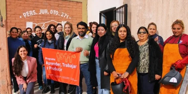Programa Aprender-Trabajar-Producir: del certificado al empleo, que mide y qué no garantiza Programa Aprender-Trabajar-Producir: del certificado al empleo, que mide y qué no garantiza