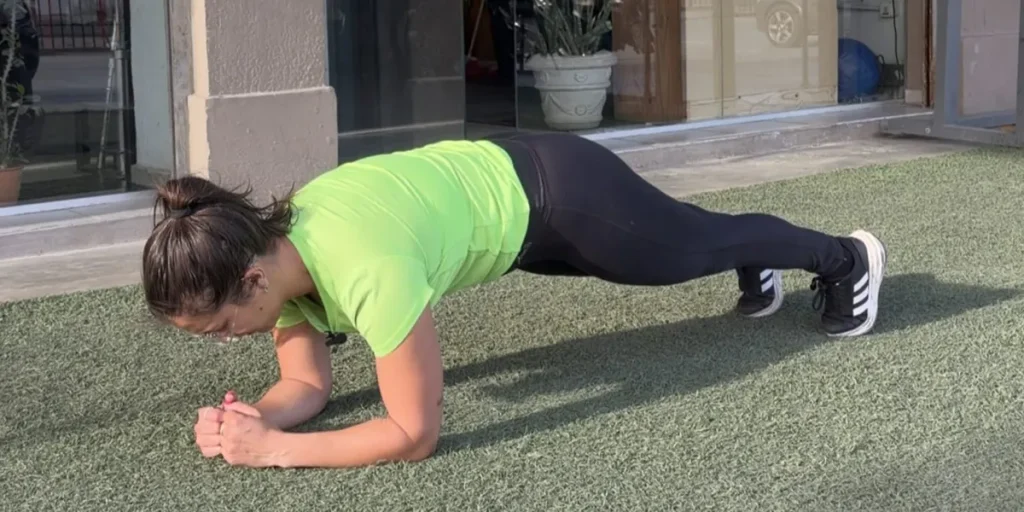 Romy Moreno realiza una plancha abdominal sobre antebrazos como ejercicio de fortalecimiento del tronco y estabilidad corporal.