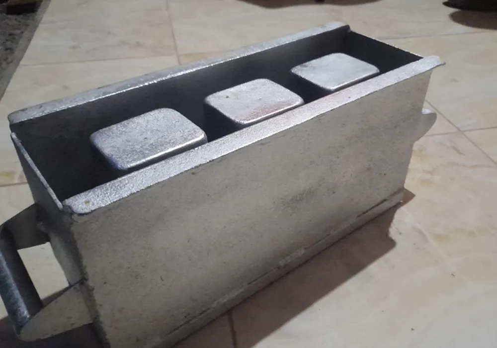 Contenido Original de ACERO Y ROCA - Prohibida su reproducción Molde manual para fabricar bloques de construcción, utilizado como parte de la etapa inicial del proyecto EcoBlock en Los Berros.