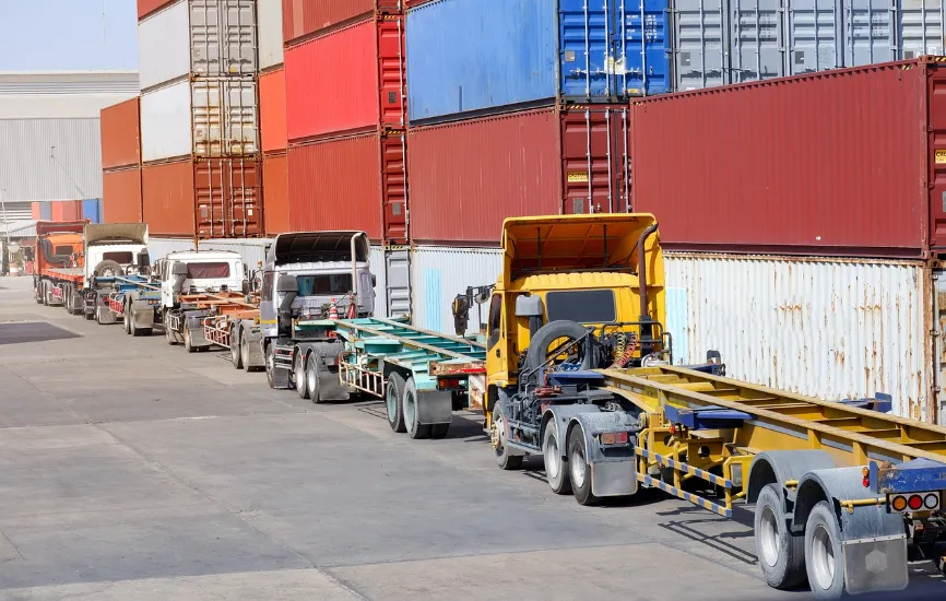 Operación portuaria de carga e insumos vinculada a importaciones mineras y exportaciones de Argentina.