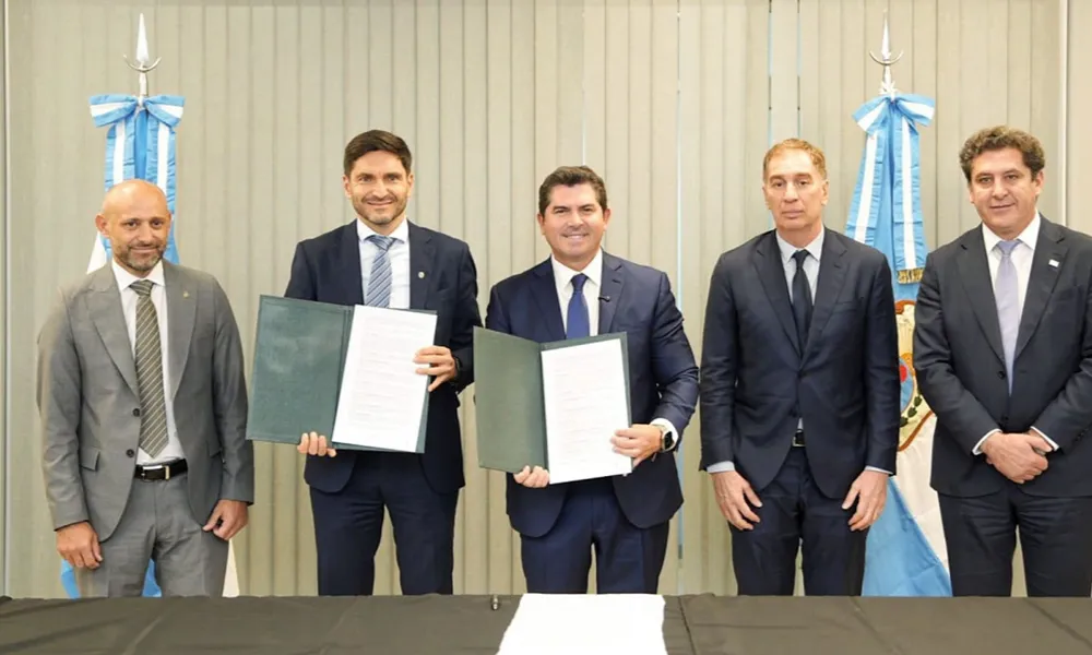 maximiliano pullaro y marcelo orrego en la firma de alianza junto a otros funcionarios