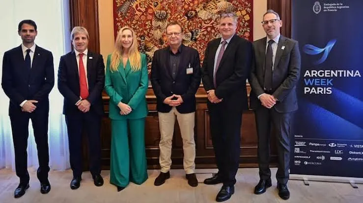 Encuentro formal entre la delegación oficial del gobierno argentino y la cúpula directiva de Eramet en la embajada en París.